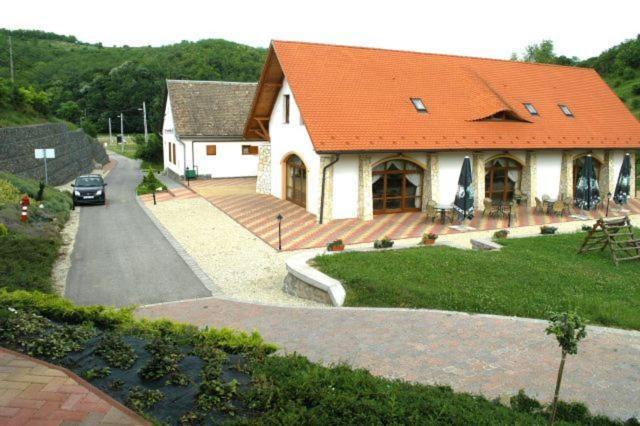 Bed and Breakfast Naspolya Panzio Es Etterem à Bátaapáti Extérieur photo