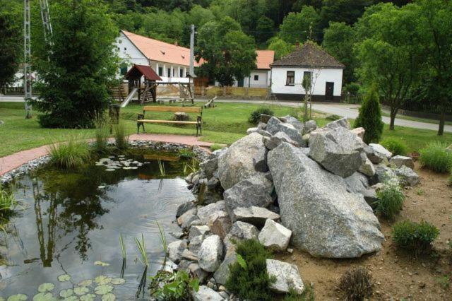 Bed and Breakfast Naspolya Panzio Es Etterem à Bátaapáti Extérieur photo